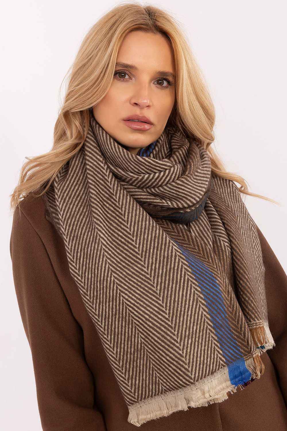  Shawl model 206038 AT 